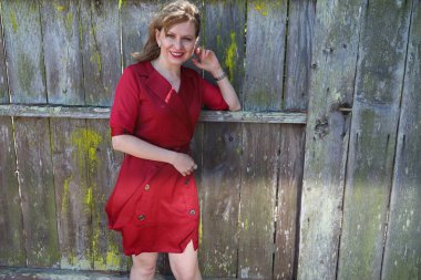 Gölün kenarındaki parkta güzel bir Rus kadının fotoğrafı.