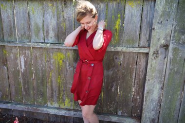 Gölün kenarındaki parkta güzel bir Rus kadının fotoğrafı.