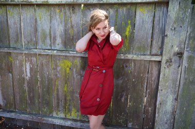 Gölün kenarındaki parkta güzel bir Rus kadının fotoğrafı.