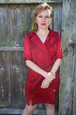 Gölün kenarındaki parkta güzel bir Rus kadının fotoğrafı.