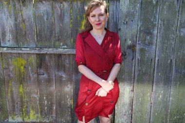 Gölün kenarındaki parkta güzel bir Rus kadının fotoğrafı.