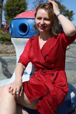 Gölün kenarındaki parkta güzel bir Rus kadının fotoğrafı.