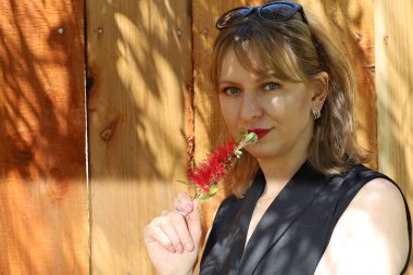 Gölün kenarındaki parkta güzel bir Rus kadının fotoğrafı.