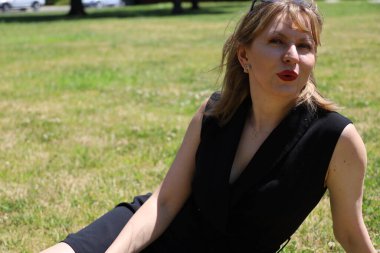 Gölün kenarındaki parkta güzel bir Rus kadının fotoğrafı.