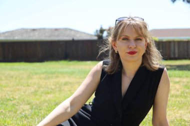 Gölün kenarındaki parkta güzel bir Rus kadının fotoğrafı.