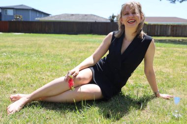 Gölün kenarındaki parkta güzel bir Rus kadının fotoğrafı.