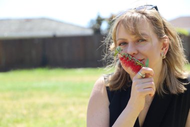 Gölün kenarındaki parkta güzel bir Rus kadının fotoğrafı.