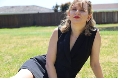 Gölün kenarındaki parkta güzel bir Rus kadının fotoğrafı.