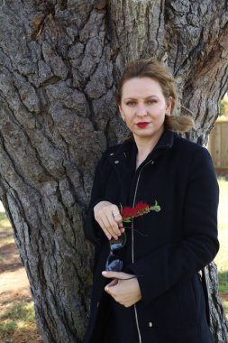 Gölün kenarındaki parkta güzel bir Rus kadının fotoğrafı.