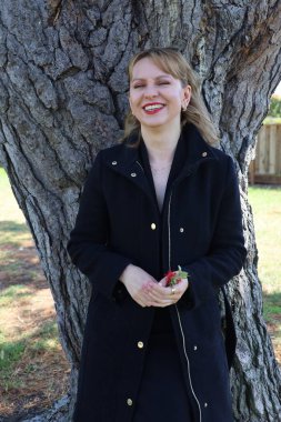 Gölün kenarındaki parkta güzel bir Rus kadının fotoğrafı.