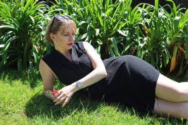 Gölün kenarındaki parkta güzel bir Rus kadının fotoğrafı.