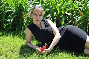 Gölün kenarındaki parkta güzel bir Rus kadının fotoğrafı.