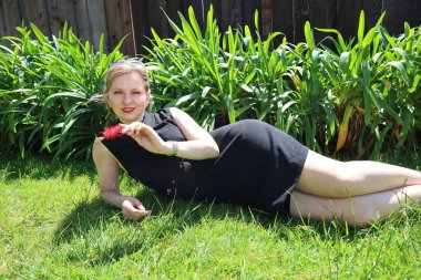 Gölün kenarındaki parkta güzel bir Rus kadının fotoğrafı.