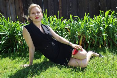 Gölün kenarındaki parkta güzel bir Rus kadının fotoğrafı.