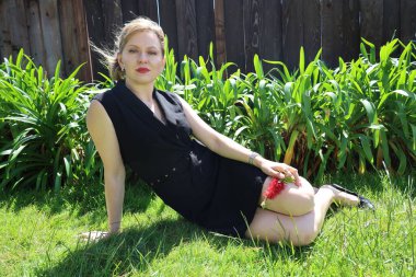 Gölün kenarındaki parkta güzel bir Rus kadının fotoğrafı.