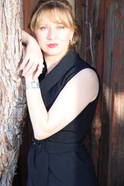 Gölün kenarındaki parkta güzel bir Rus kadının fotoğrafı.