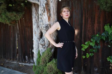 Gölün kenarındaki parkta güzel bir Rus kadının fotoğrafı.