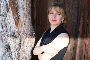 Gölün kenarındaki parkta güzel bir Rus kadının fotoğrafı.