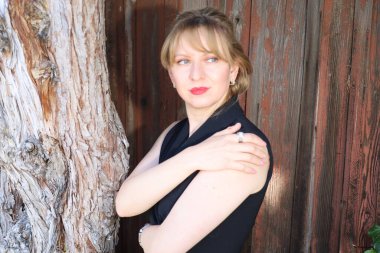 Gölün kenarındaki parkta güzel bir Rus kadının fotoğrafı.