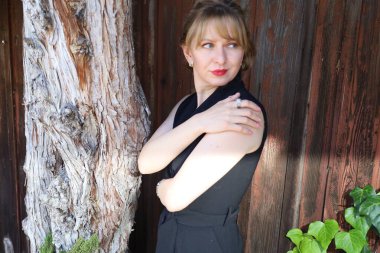 Gölün kenarındaki parkta güzel bir Rus kadının fotoğrafı.