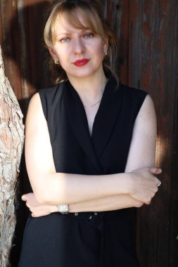 Gölün kenarındaki parkta güzel bir Rus kadının fotoğrafı.