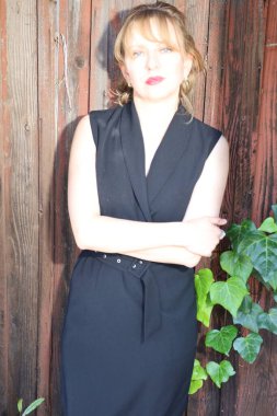 Gölün kenarındaki parkta güzel bir Rus kadının fotoğrafı.