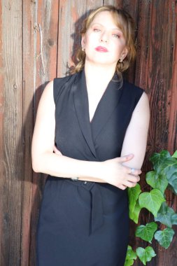 Gölün kenarındaki parkta güzel bir Rus kadının fotoğrafı.