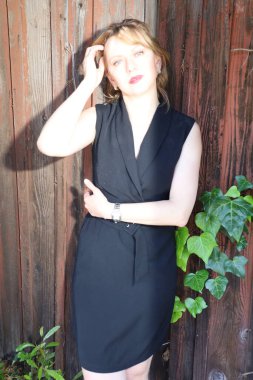 Gölün kenarındaki parkta güzel bir Rus kadının fotoğrafı.