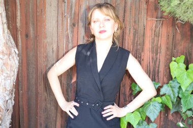 Gölün kenarındaki parkta güzel bir Rus kadının fotoğrafı.