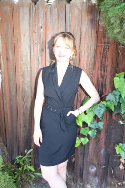 Gölün kenarındaki parkta güzel bir Rus kadının fotoğrafı.