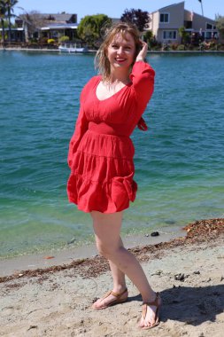 Gölün kenarındaki parkta güzel bir Rus kadının fotoğrafı.