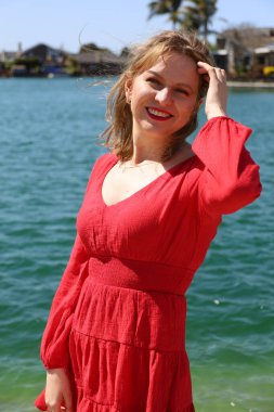 Gölün kenarındaki parkta güzel bir Rus kadının fotoğrafı.