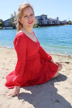 Gölün kenarındaki parkta güzel bir Rus kadının fotoğrafı.