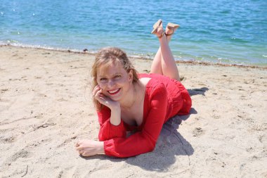 Gölün kenarındaki parkta güzel bir Rus kadının fotoğrafı.