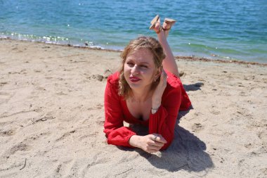 Gölün kenarındaki parkta güzel bir Rus kadının fotoğrafı.