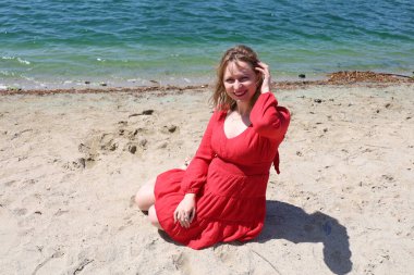 Gölün kenarındaki parkta güzel bir Rus kadının fotoğrafı.