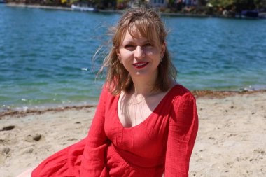 Gölün kenarındaki parkta güzel bir Rus kadının fotoğrafı.