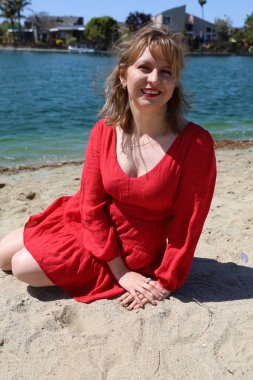 Gölün kenarındaki parkta güzel bir Rus kadının fotoğrafı.