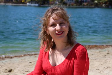 Gölün kenarındaki parkta güzel bir Rus kadının fotoğrafı.