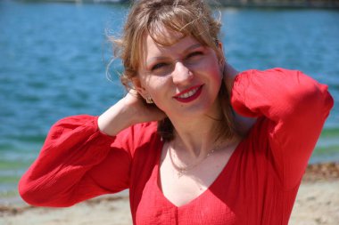 Gölün kenarındaki parkta güzel bir Rus kadının fotoğrafı.