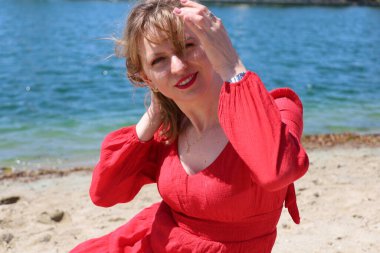 Gölün kenarındaki parkta güzel bir Rus kadının fotoğrafı.