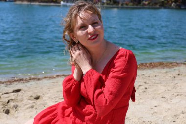 Gölün kenarındaki parkta güzel bir Rus kadının fotoğrafı.