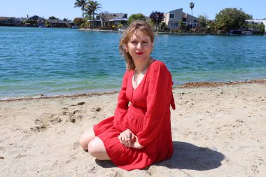 Gölün kenarındaki parkta güzel bir Rus kadının fotoğrafı.