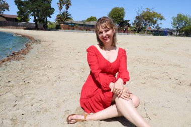 Gölün kenarındaki parkta güzel bir Rus kadının fotoğrafı.