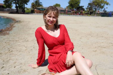 Gölün kenarındaki parkta güzel bir Rus kadının fotoğrafı.