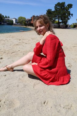 Gölün kenarındaki parkta güzel bir Rus kadının fotoğrafı.