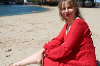 Gölün kenarındaki parkta güzel bir Rus kadının fotoğrafı.