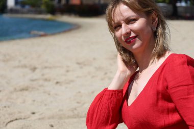 Gölün kenarındaki parkta güzel bir Rus kadının fotoğrafı.