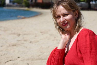 Gölün kenarındaki parkta güzel bir Rus kadının fotoğrafı.