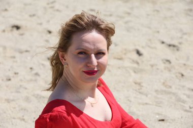 Gölün kenarındaki parkta güzel bir Rus kadının fotoğrafı.